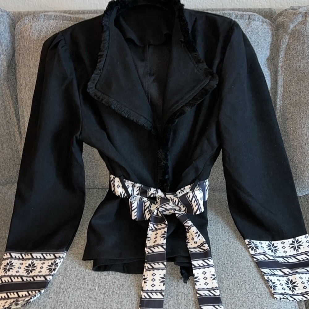 ❗️SOLD❗️🖤 Aztec Print Black Belted Slightly Puffed Sleeve Jacket - Picture 1 of 8